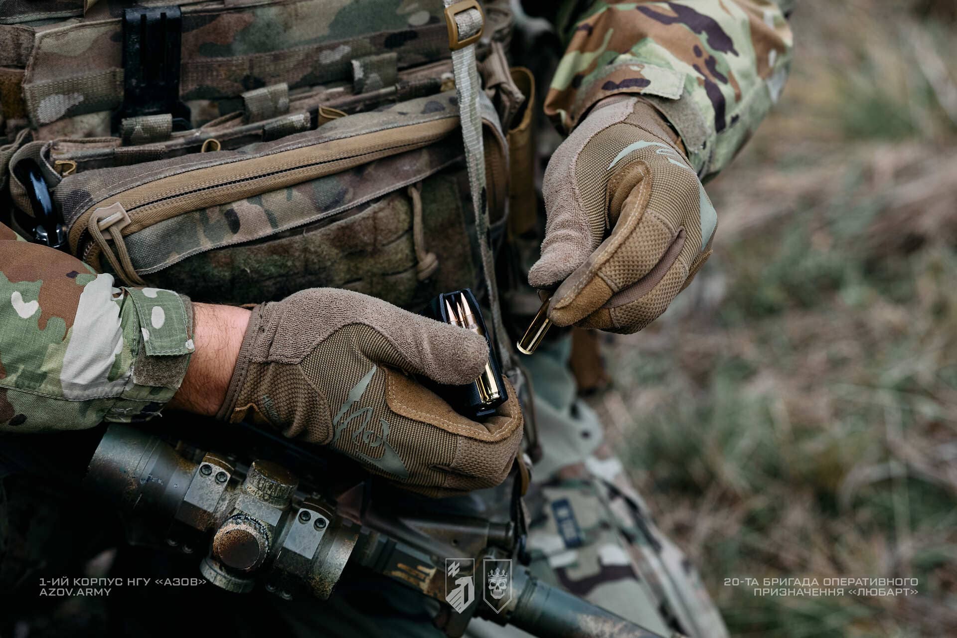 Військовослужбовець бригади Любарт заряджає набої в магазин