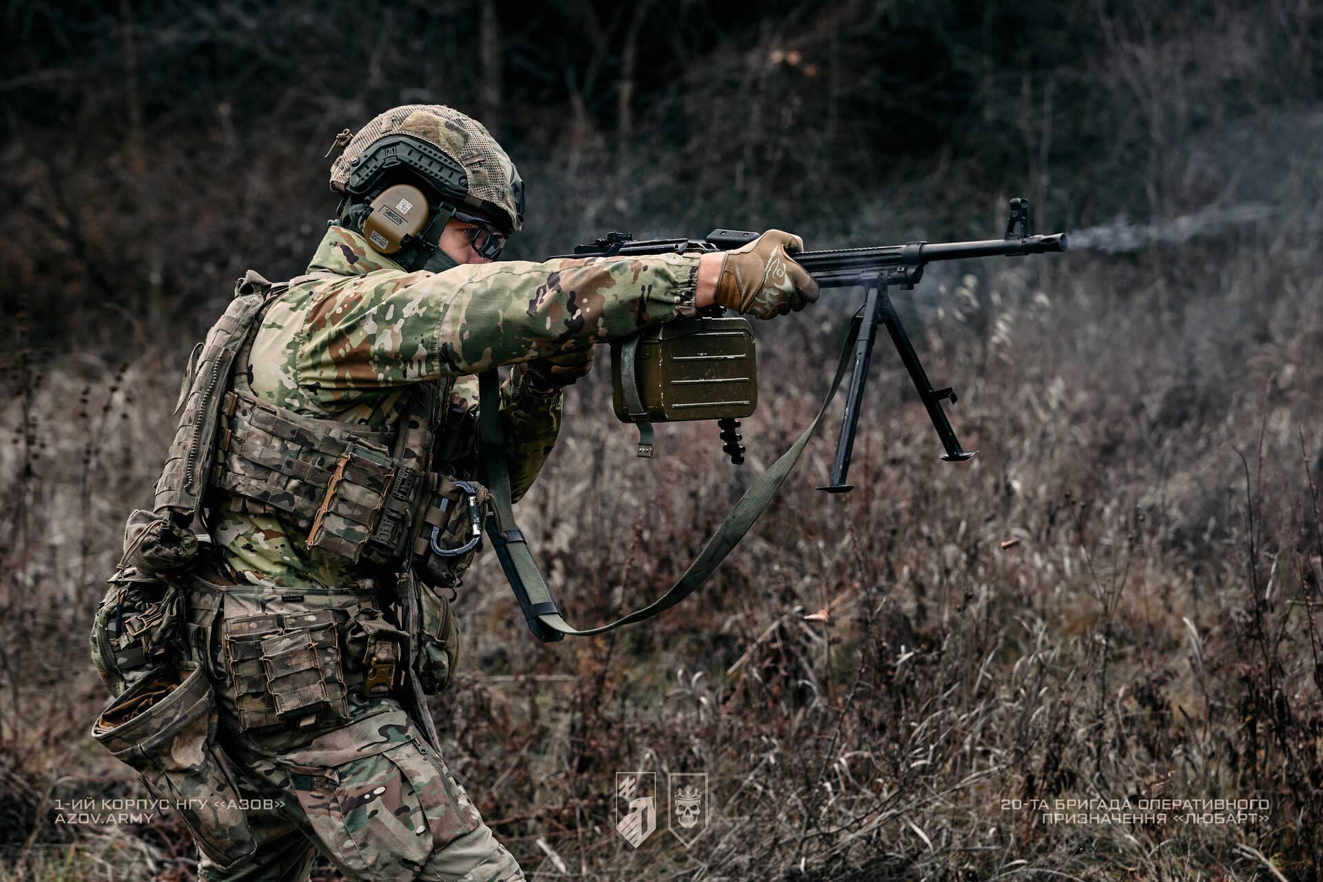Військовослужбовець бригади Любарт стріляє з кулемета на полігоні