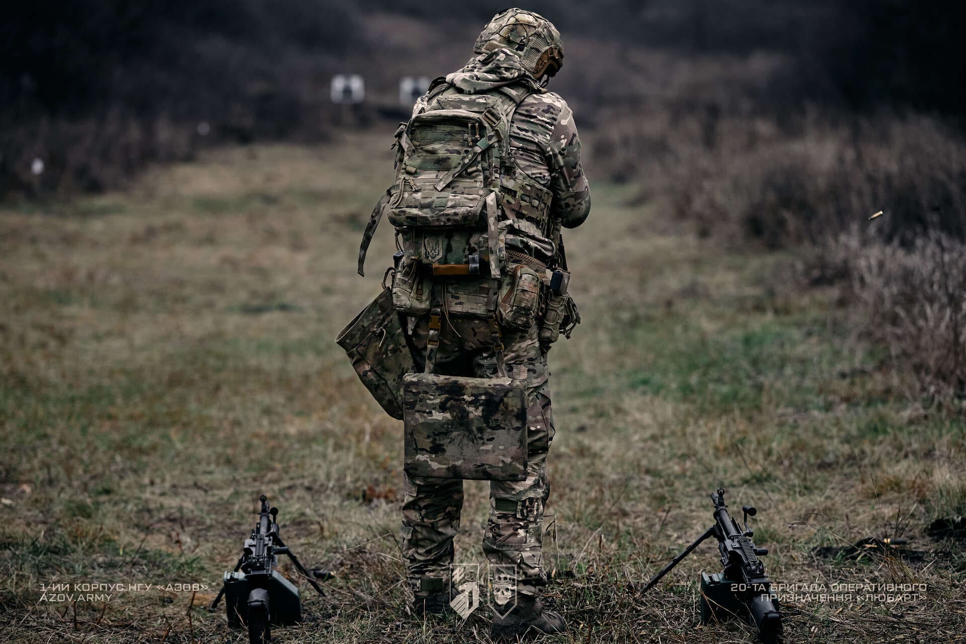 Військовослужбовець бригади Любарт стріляє по мішеням на полігоні