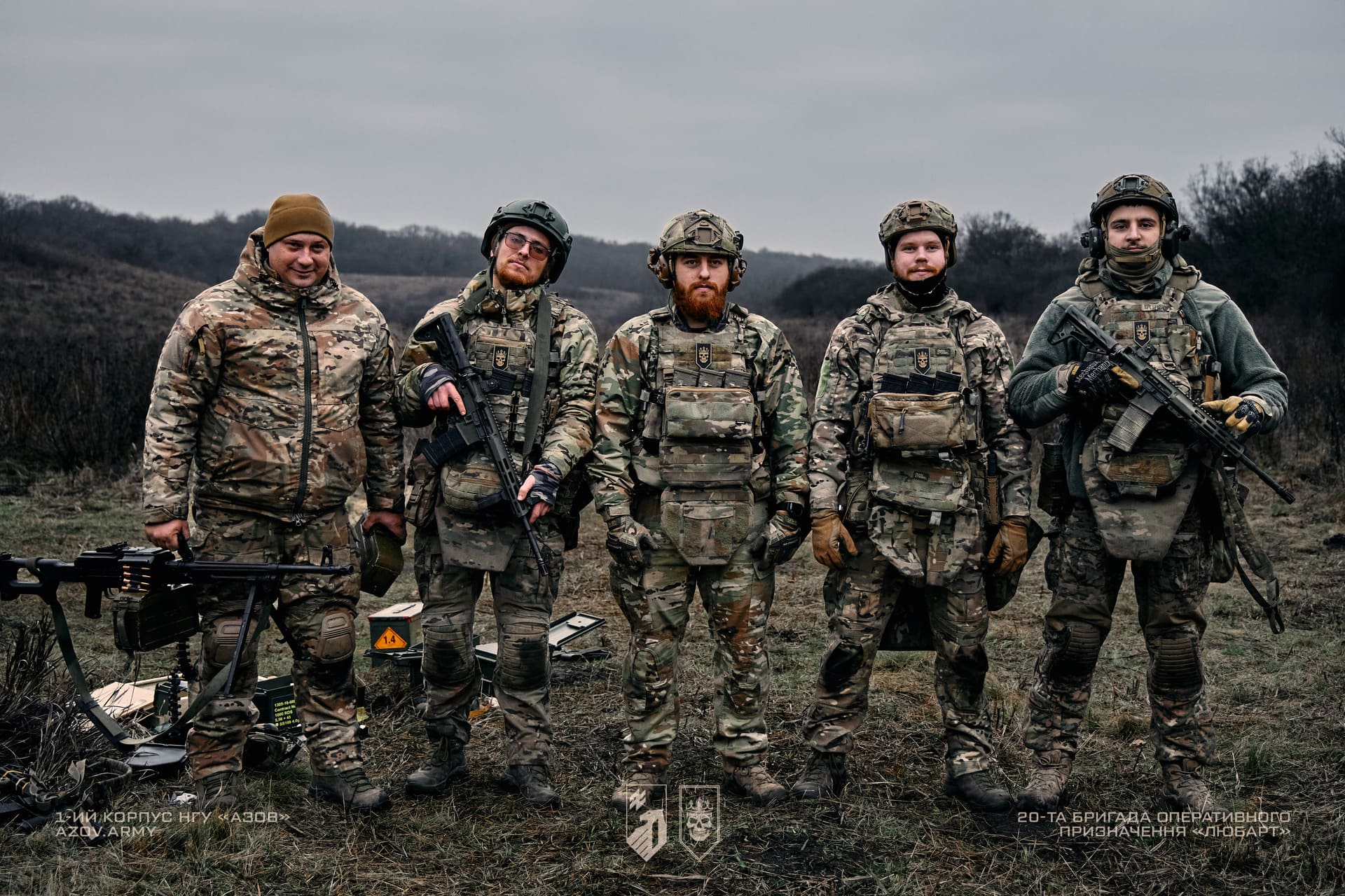 Військовослужбовці бригади Любарт шеренгою на полігоні зі зброєю