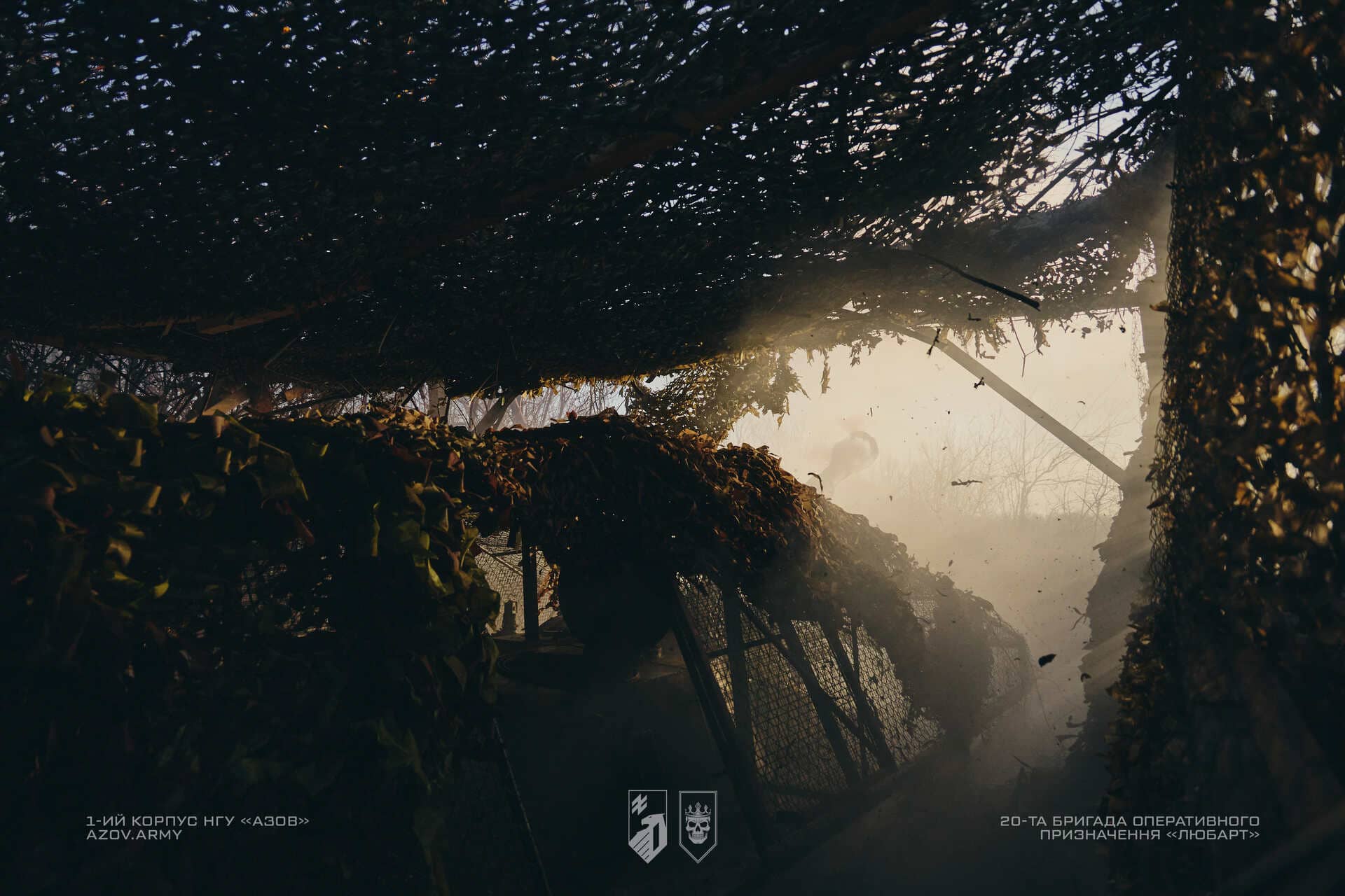 Артилерійська установка робить постріл з маскувального укриття