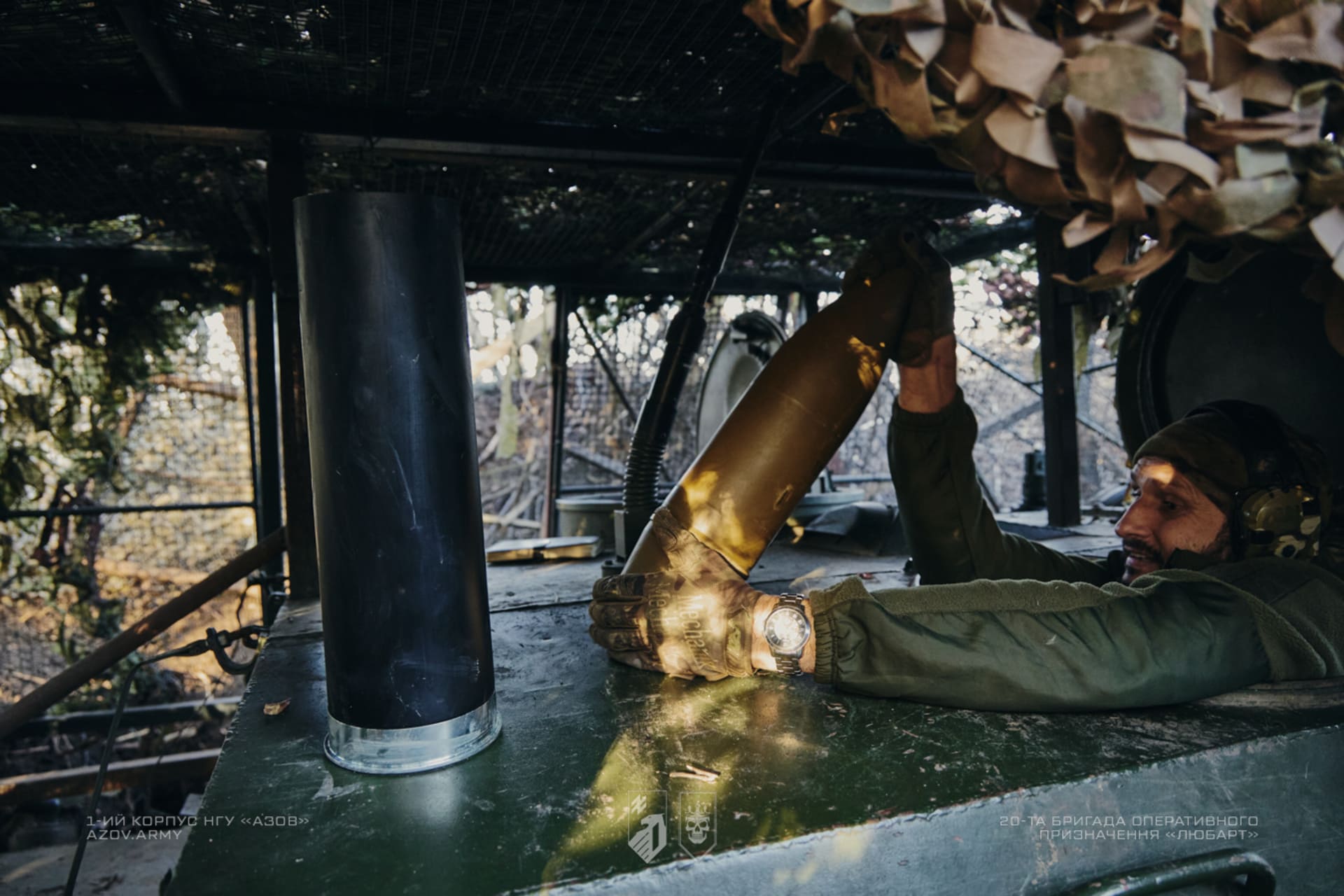 Артилерист споряджає артилерійську установку в укритті