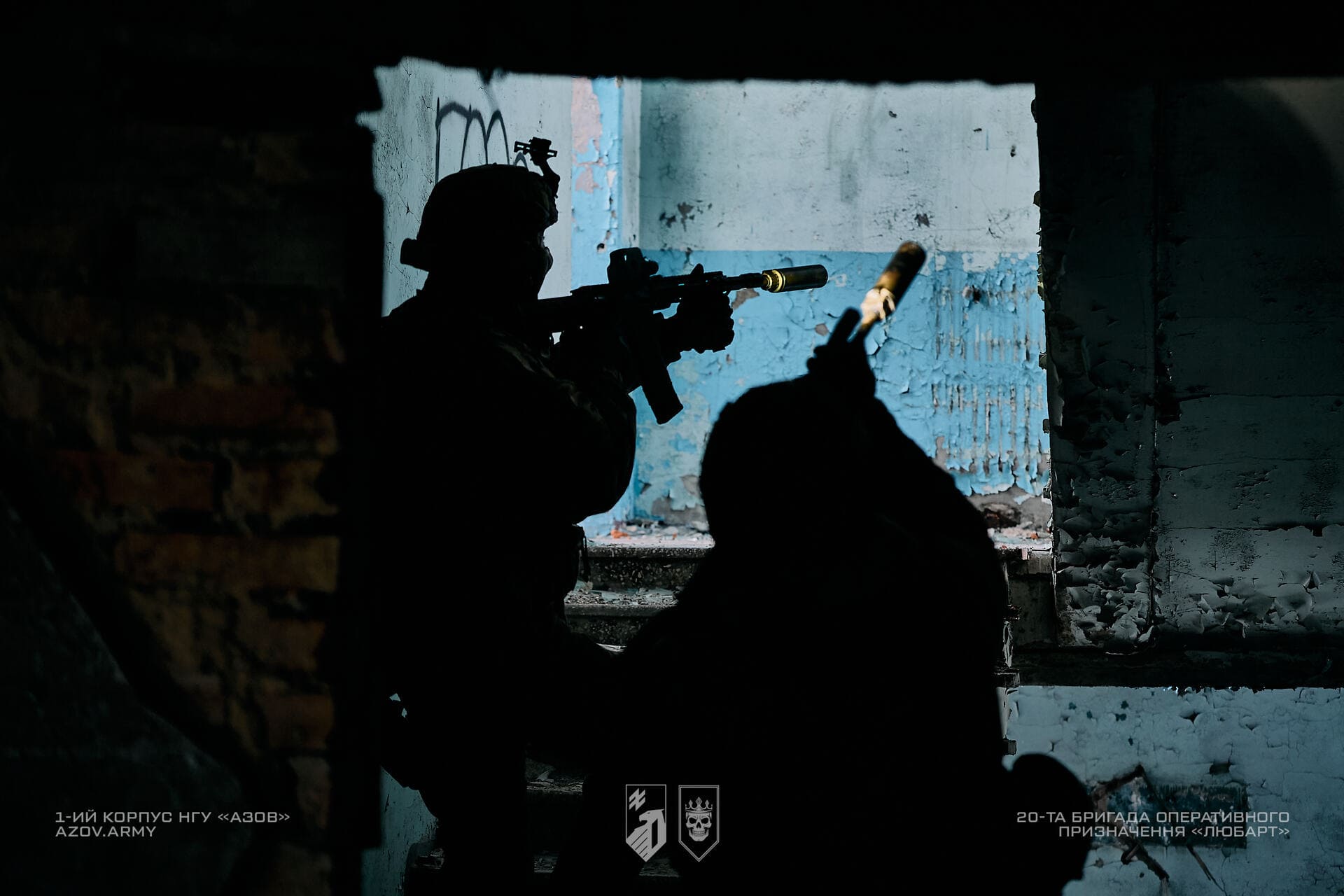 Розвідники 20 бригади «Любарт» з гвинтівками готуються зайти у приміщення