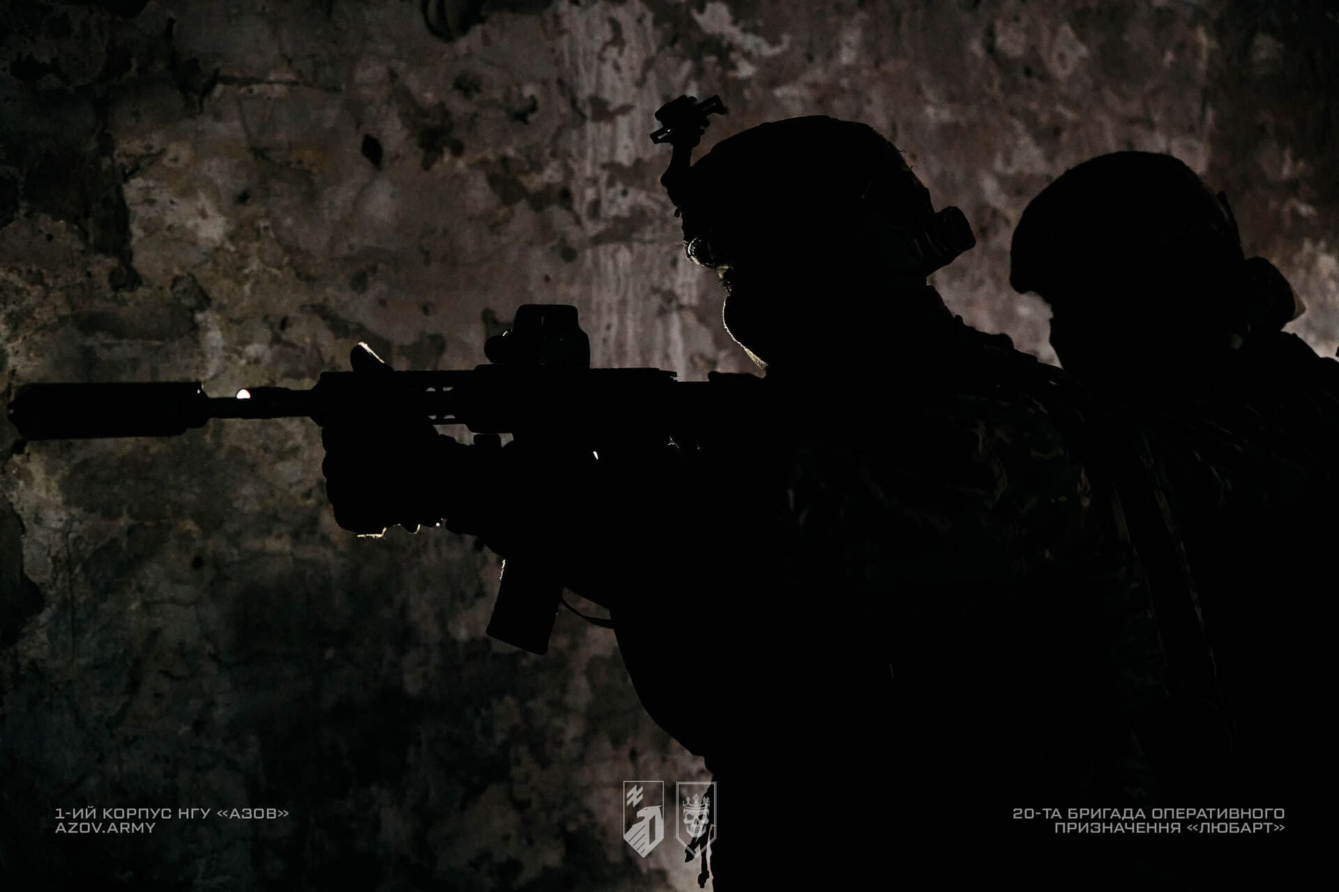 Розвідники 20 бригади «Любарт» у темному приміщенні