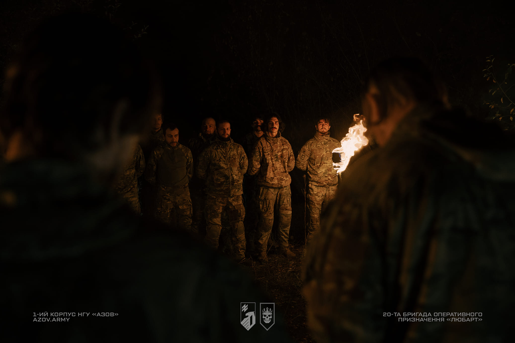 Командир перед стрієм бійців інженерно-саперного підрозділу