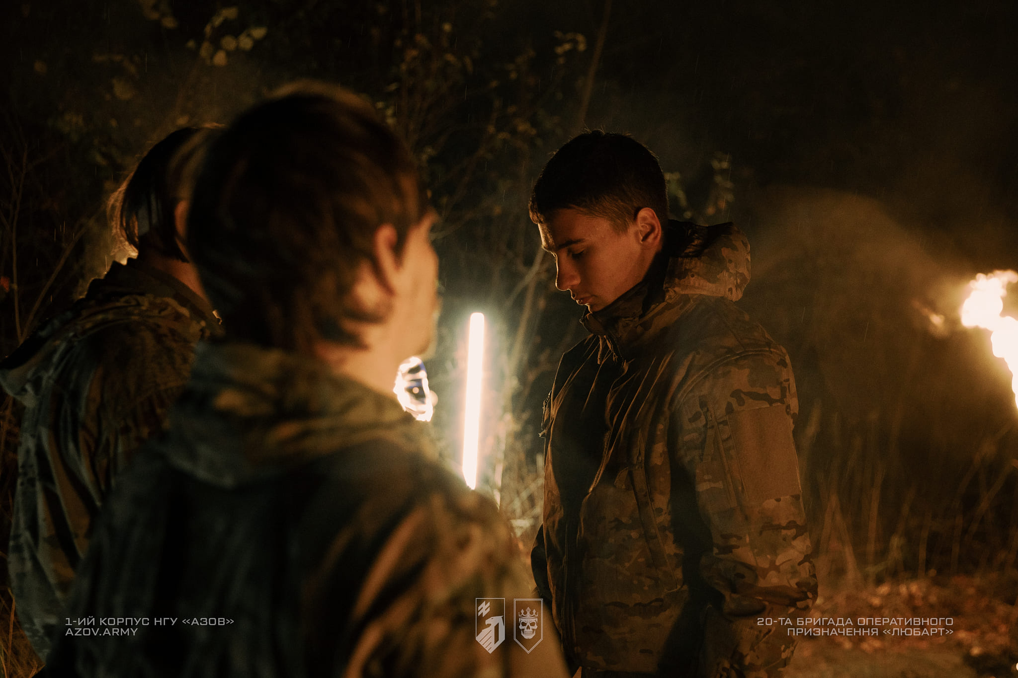 Боєць інженерно-саперного підрозділу отримує нагороду від командира