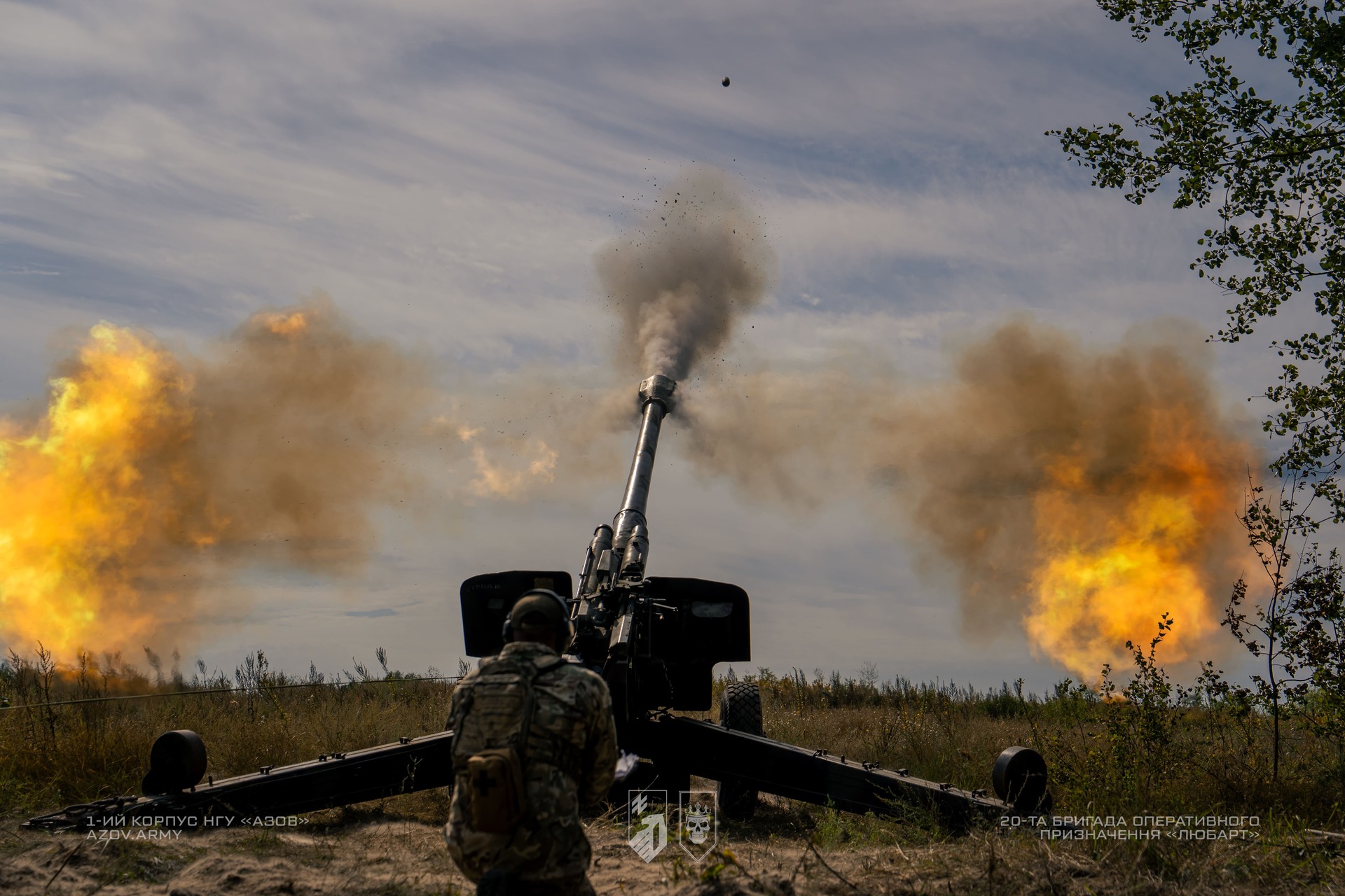 Артилерист виконує постріл з гармати