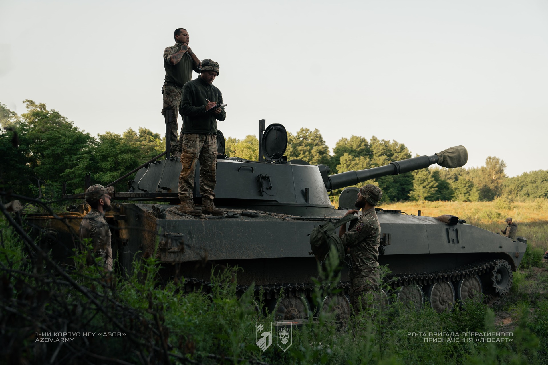 Екіпаж САУ поряд з машиною після виконання задачі