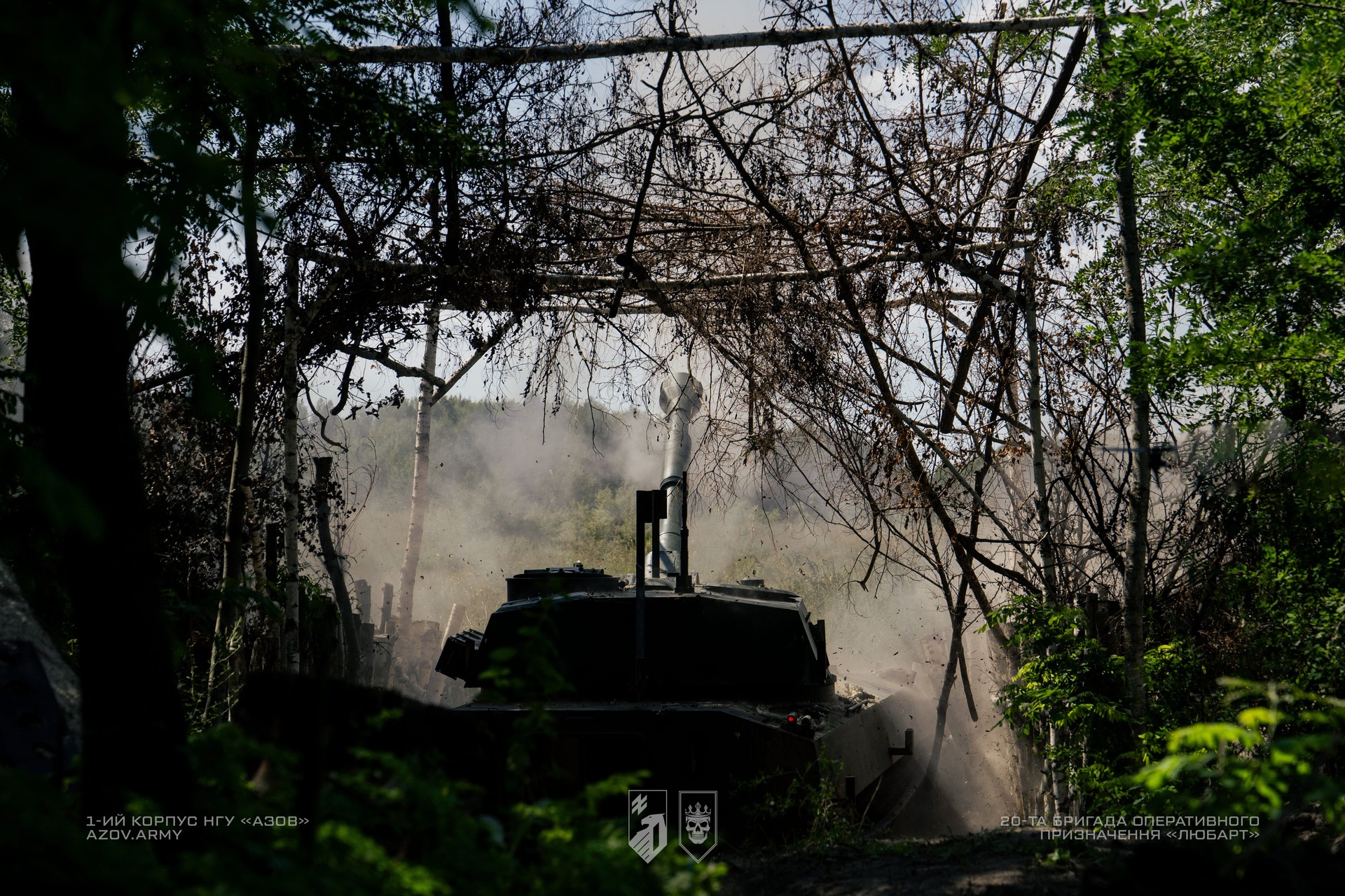 САУ виконує постріл з укриття