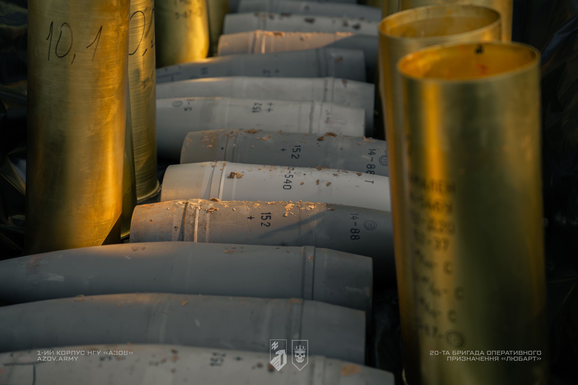 Снаряди для гармати лежать на землі