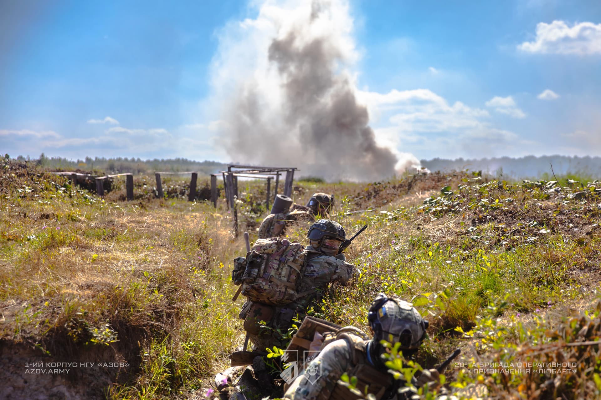 Бійці 20 бригади Любарт рухають по траншеї на ротно-тактичних навчаннях