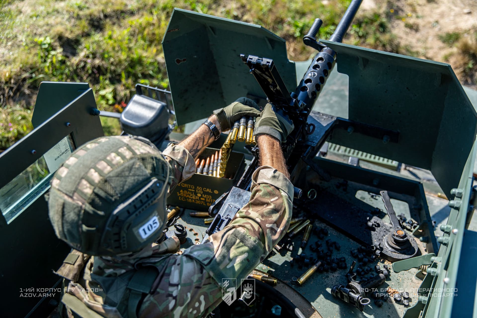 Боєць бойової машини заряджає кулемет на ротно-тактичних навчаннях