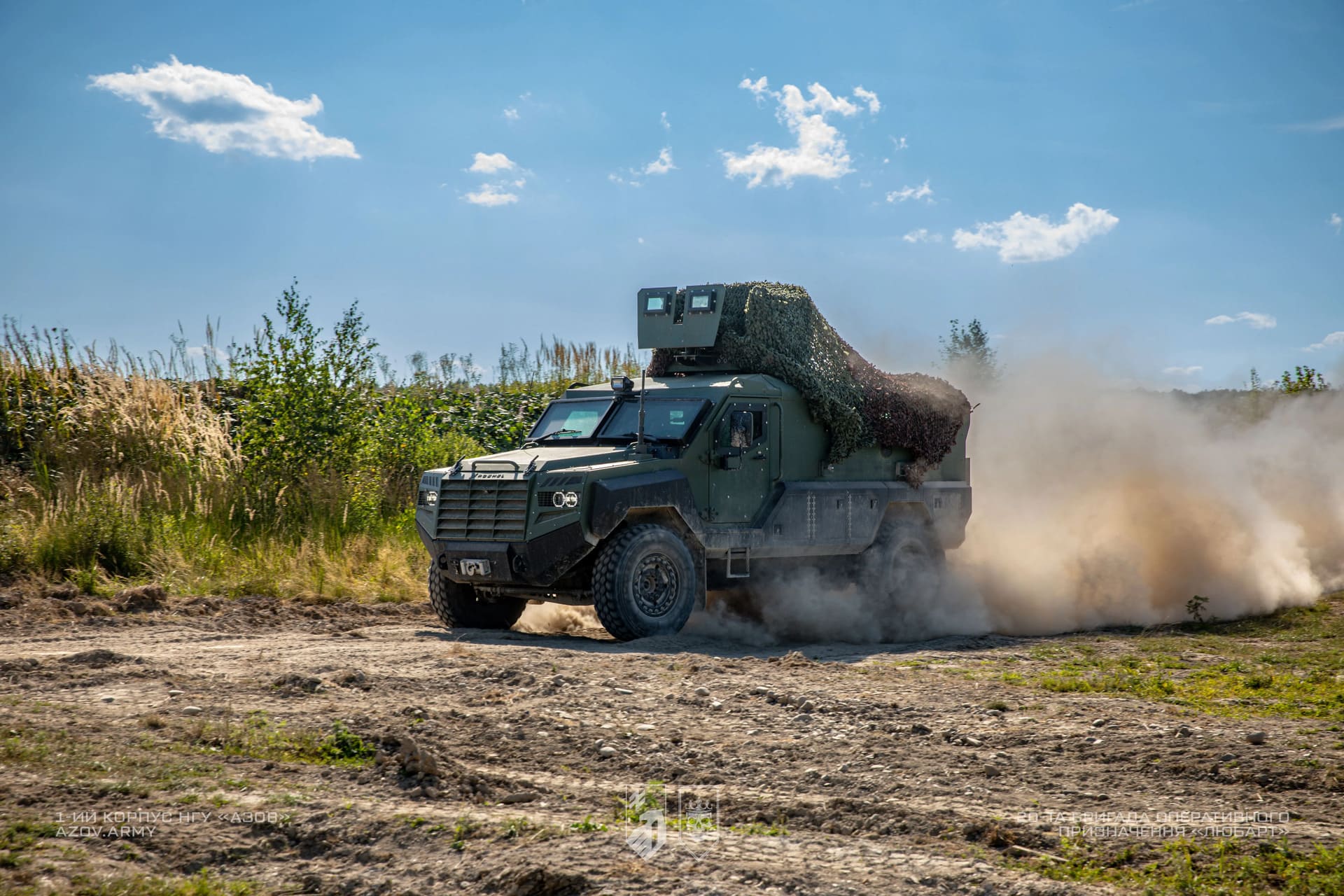 Бойова машина рухається по полігону на ротно-тактичних навчаннях