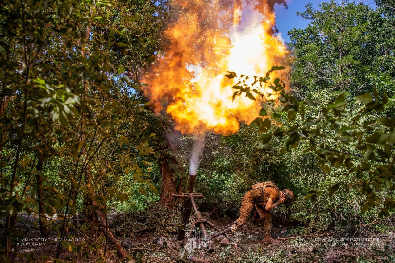 Мінометник бригади Любарт робить постріл з міномету