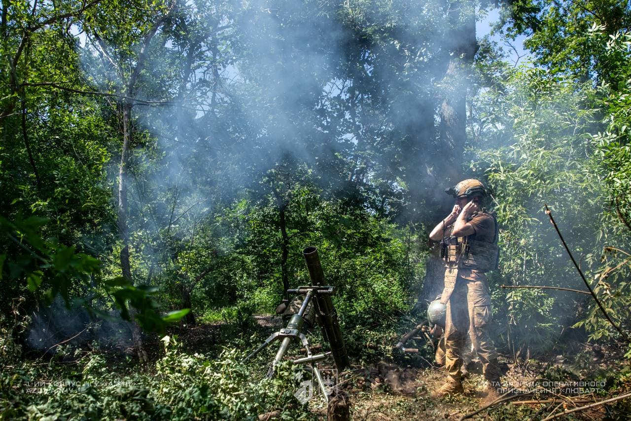 Мінометник бригади Любарт робить постріл 
