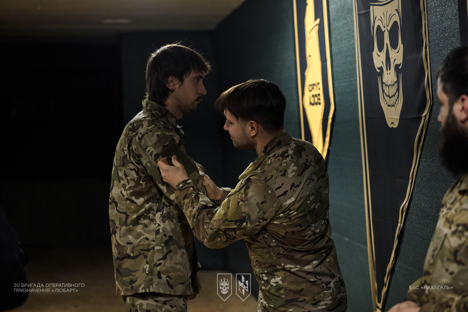 Боєць батальйону безпілотних систем «Нахтіґаль» 20 бригади «Любарт» 1 корпусу НГУ «Азов» отримує шеврон