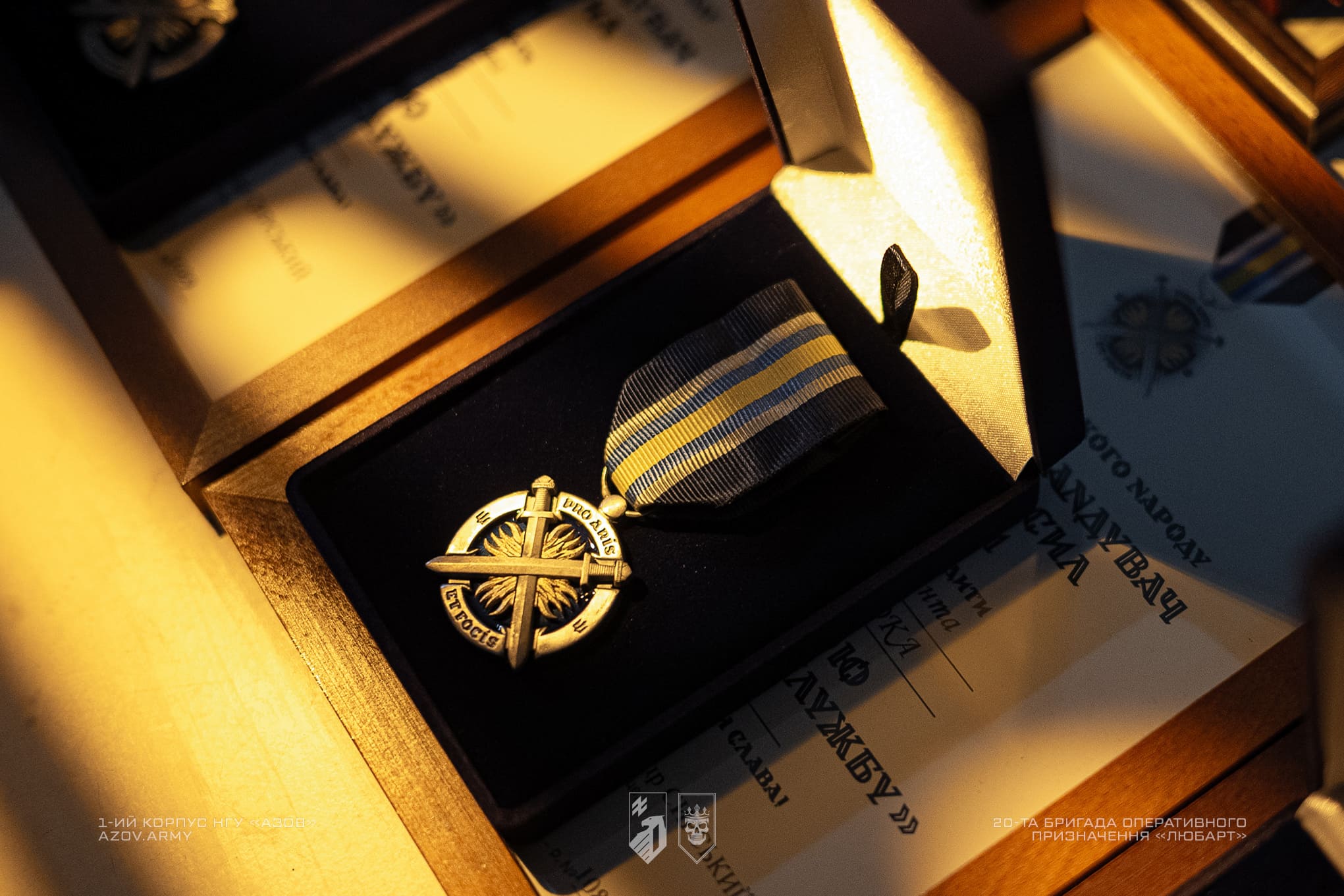 Нагрудний знак під час нагородження бійців підрозділу Любарт