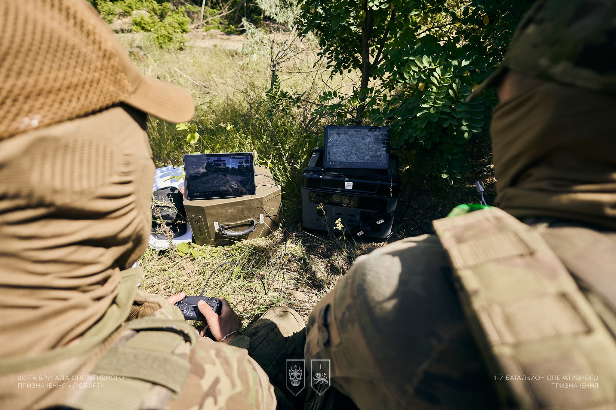 Оператори керують наземним роботизованим комплексом із дистанційного пункту управління.