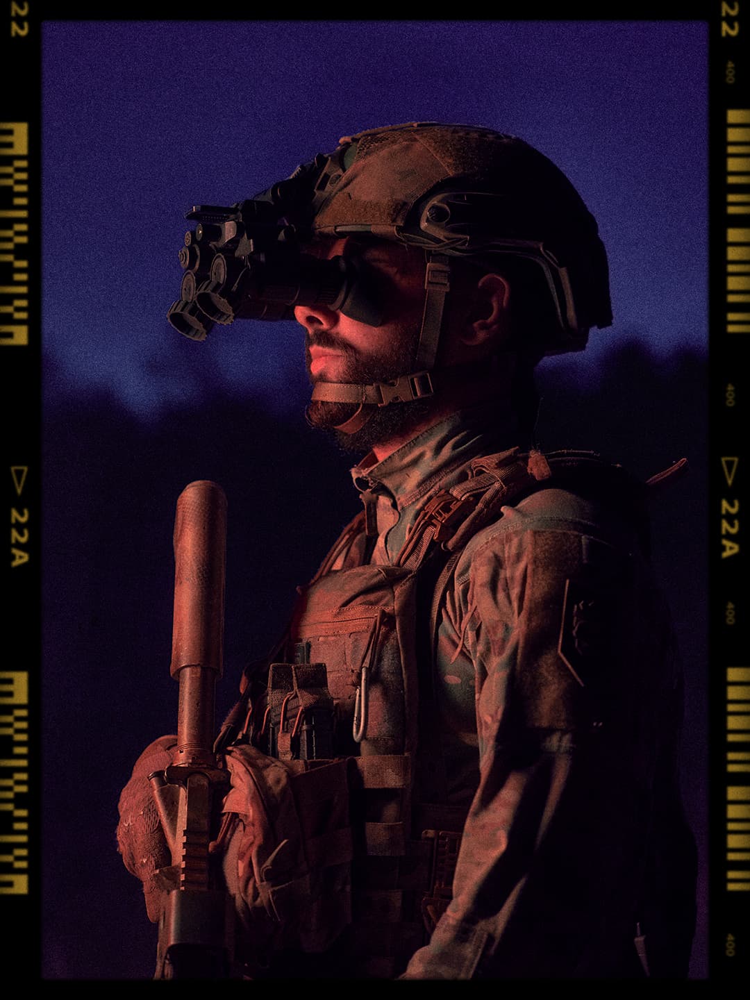 Військовослужбовець у шоломі з приладом нічного бачення