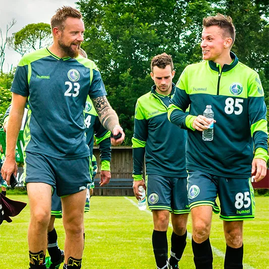 Des sportifs rentrent au vestiaire