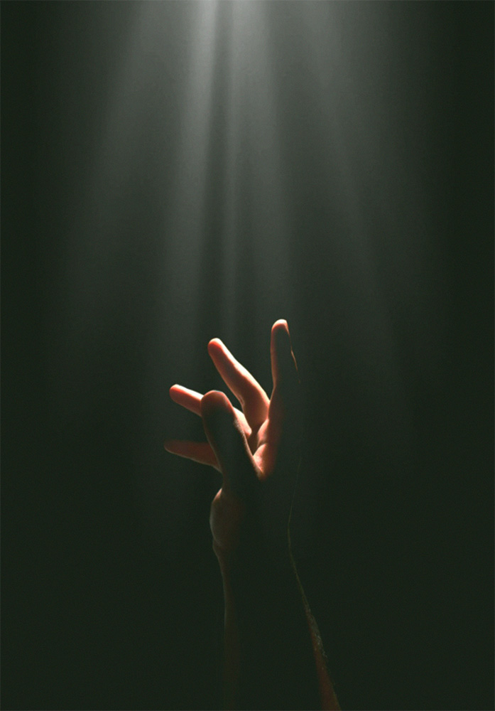 Main trouve une révélation en étant attiré par la lumière au bout du tunnel