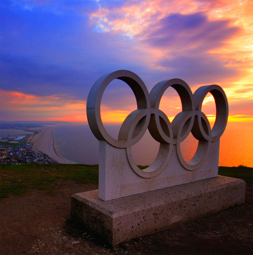 Anneaux des jeux Olympiques face à une ville