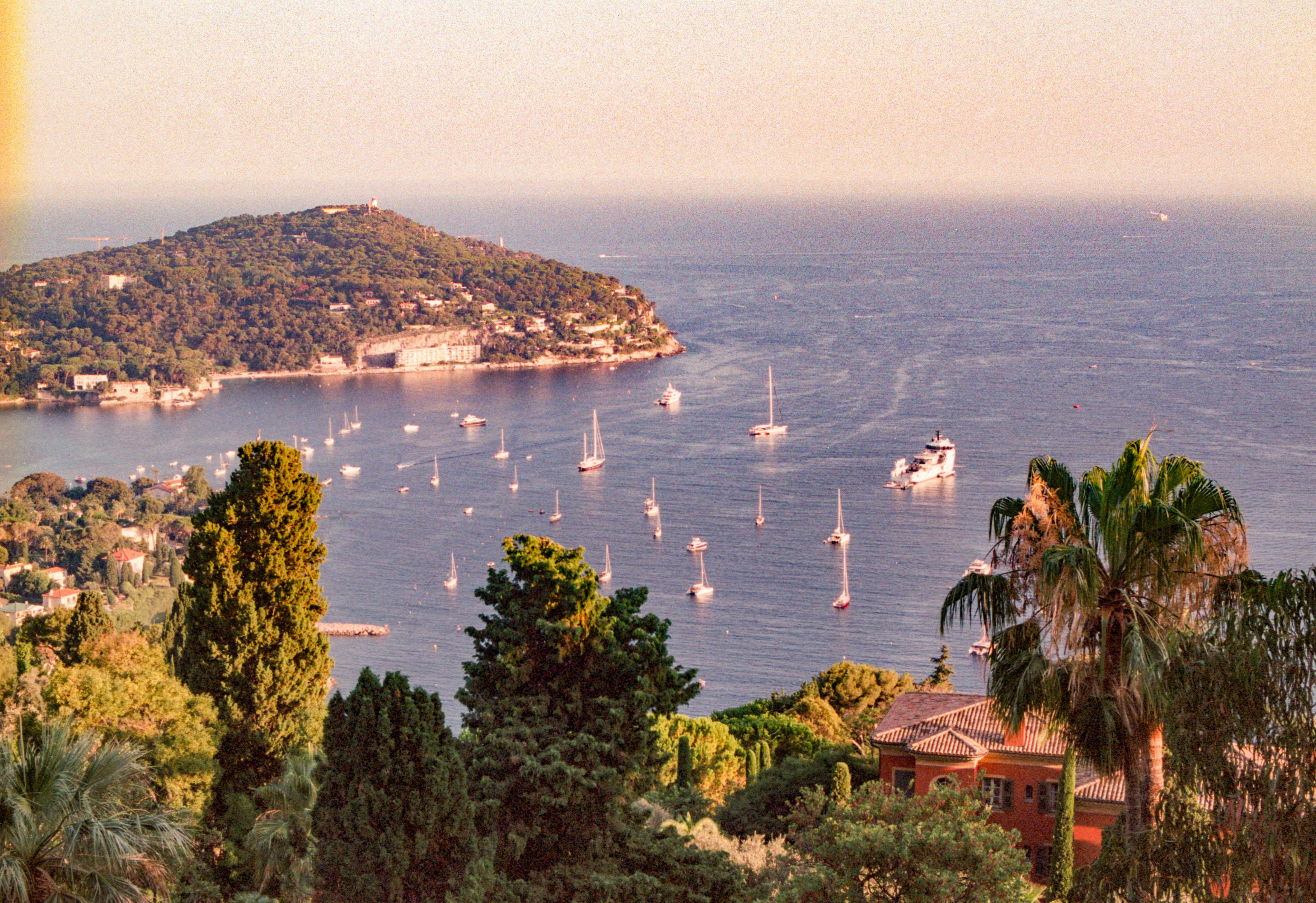 Widok na zatoke Cap D'Antibes z ogrodu Willi na Lazurowym Wybrzeżu