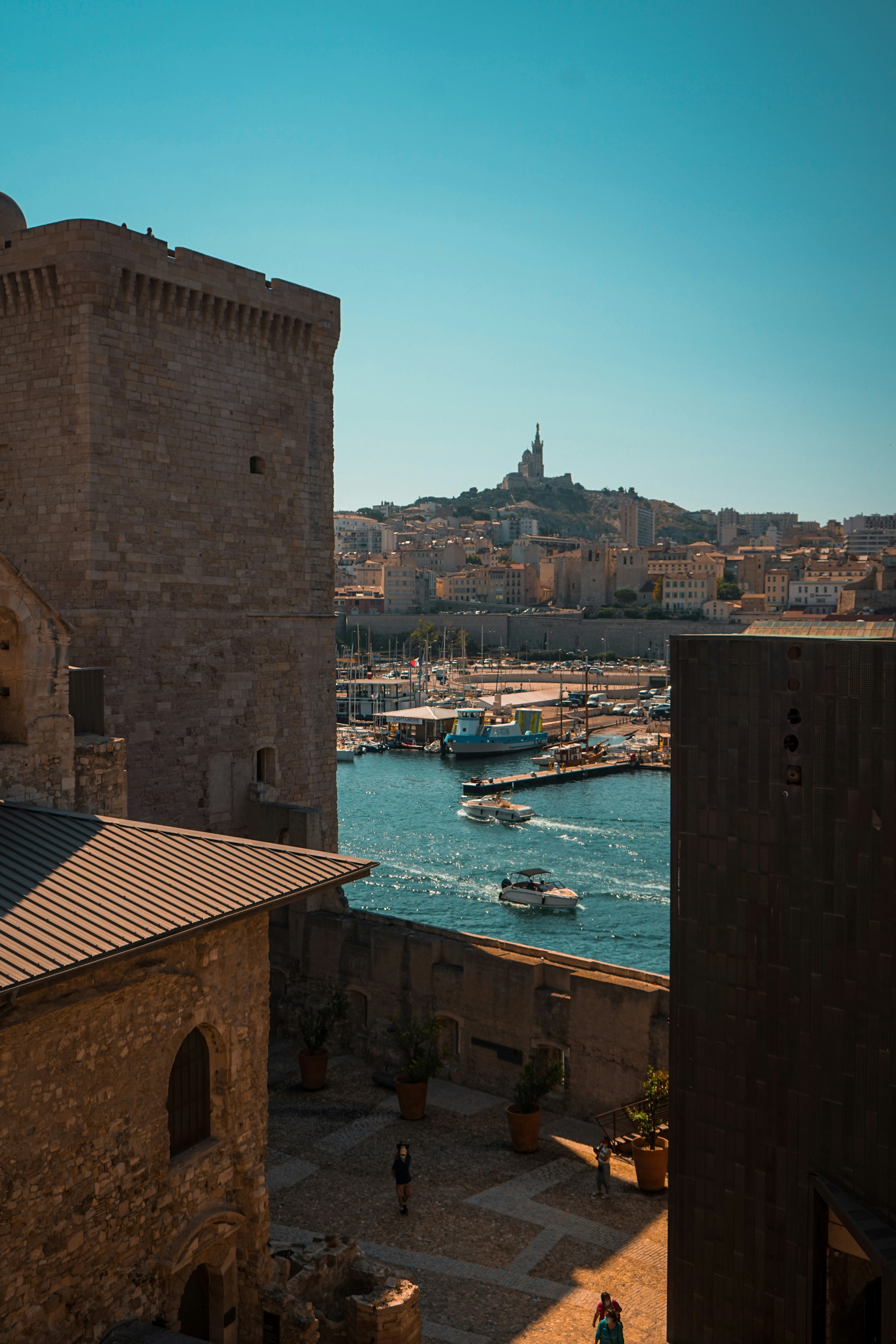 Widok na St Tropez w okna kamienicy