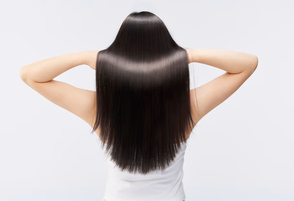 Femme avec de longs cheveux bruns brillants