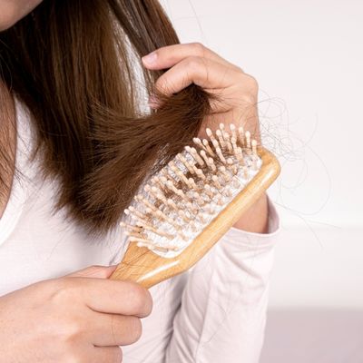 Femme qui se brosse les cheveux