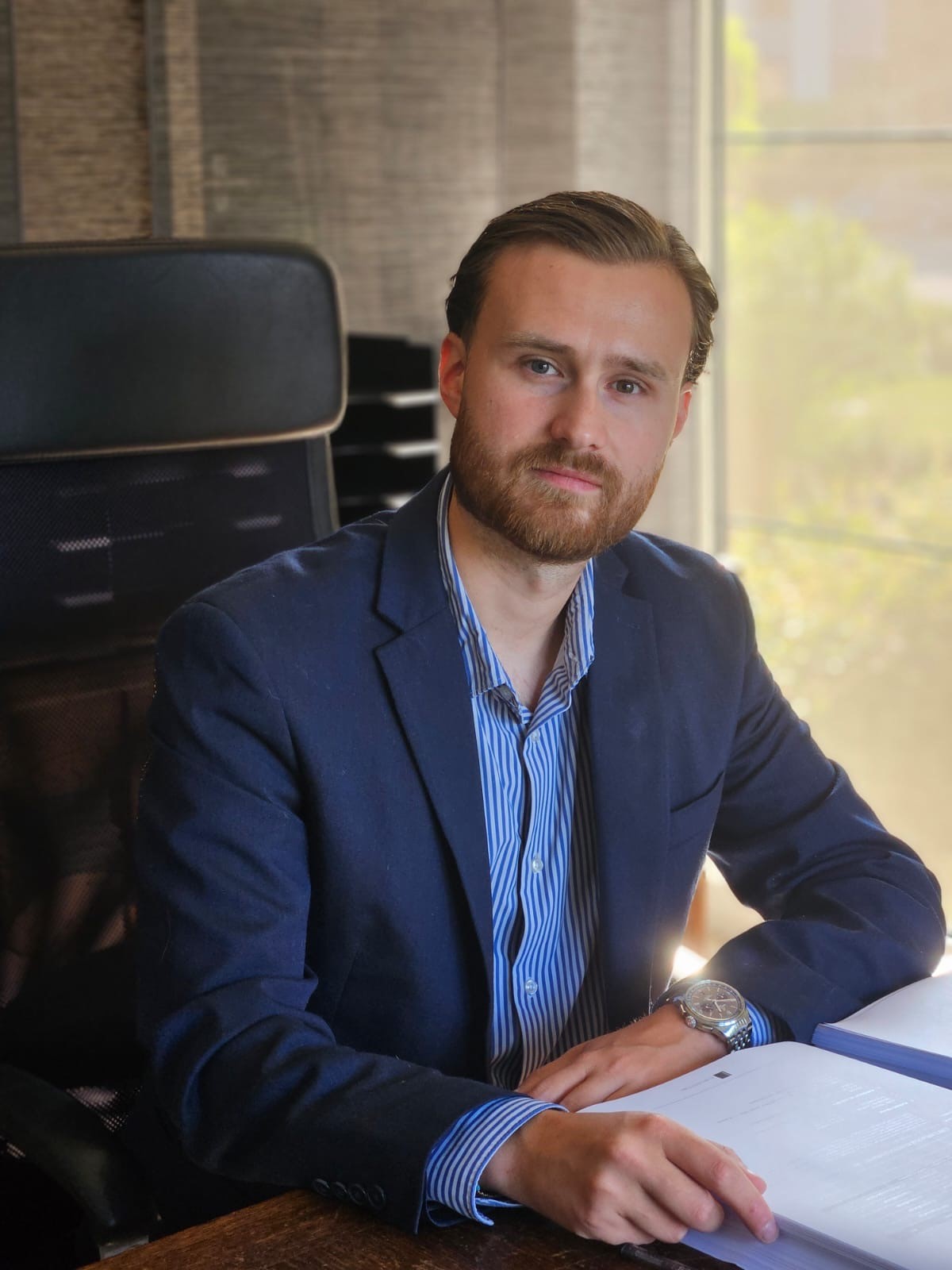 Maître Adrien Ceccato dans son cabinet à Liège, avocat en droit pénal, droit familial et droit du roulage.