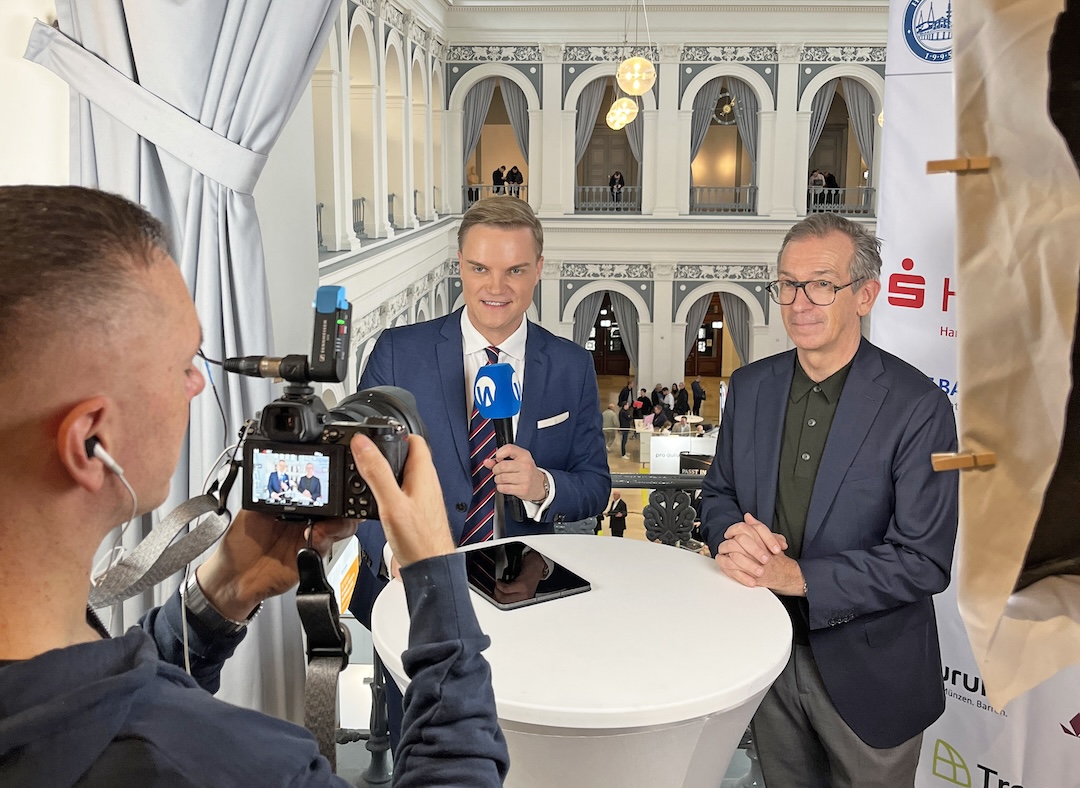 Interview am Stand von TradersClub24 im Börsensaal der Handelskammer Hamburg