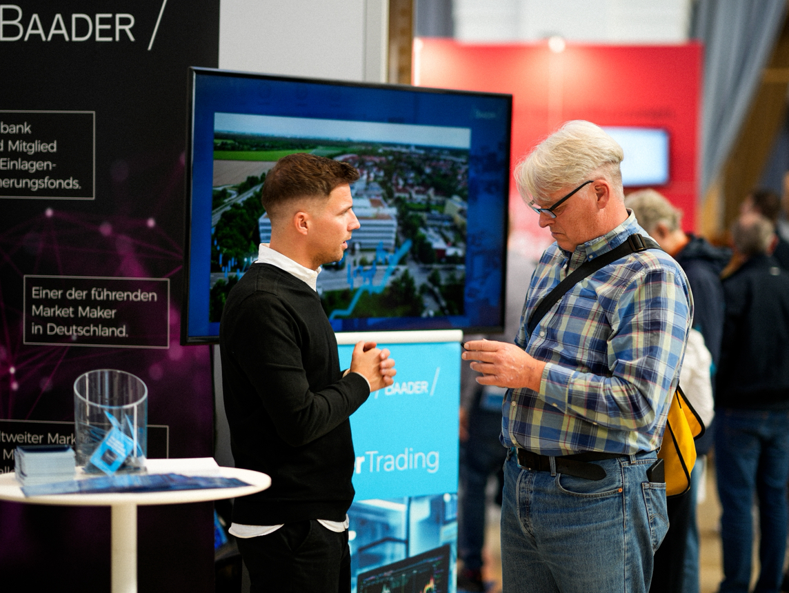 Gespräch am Messestand der Baader Bank beim Börsentag Hamburg