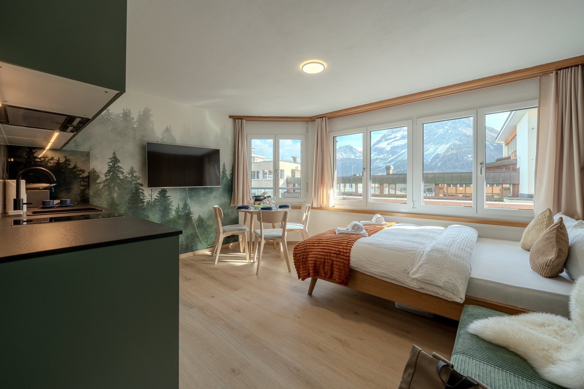 Doppelbett (160x200 cm) und einem Schlafsofa (90x200 cm)