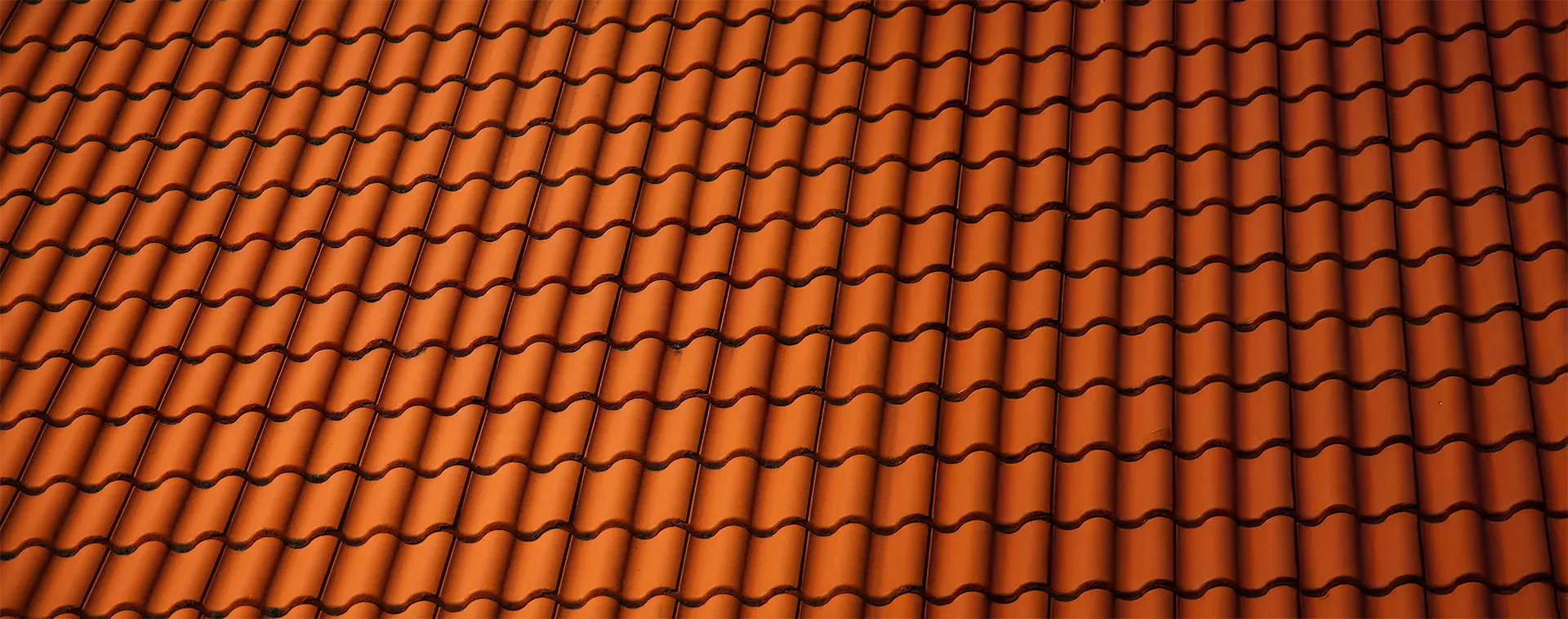 Toiture remplie de tuiles oranges françaises