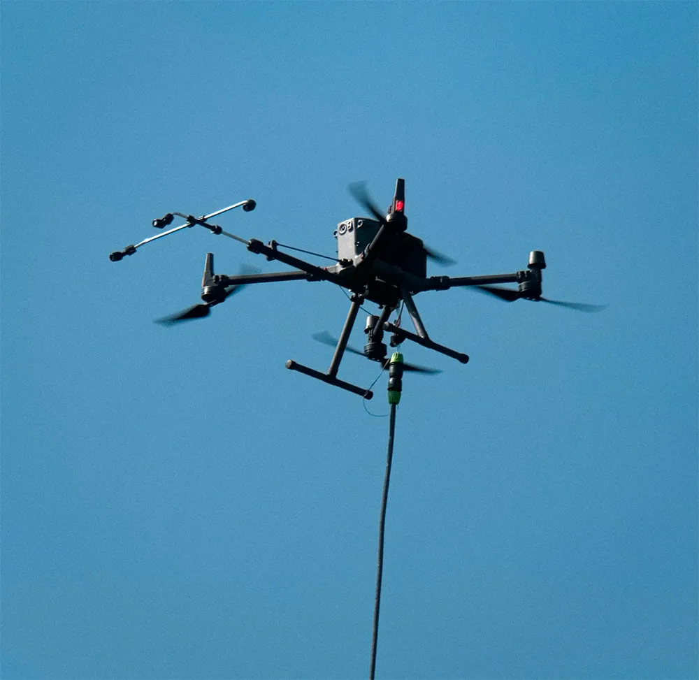 Drone de nettoyage dans le ciel bleu