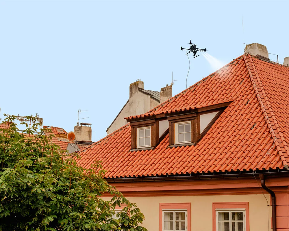 Nettoyage d'une toiture française par un drone pulvérisateur