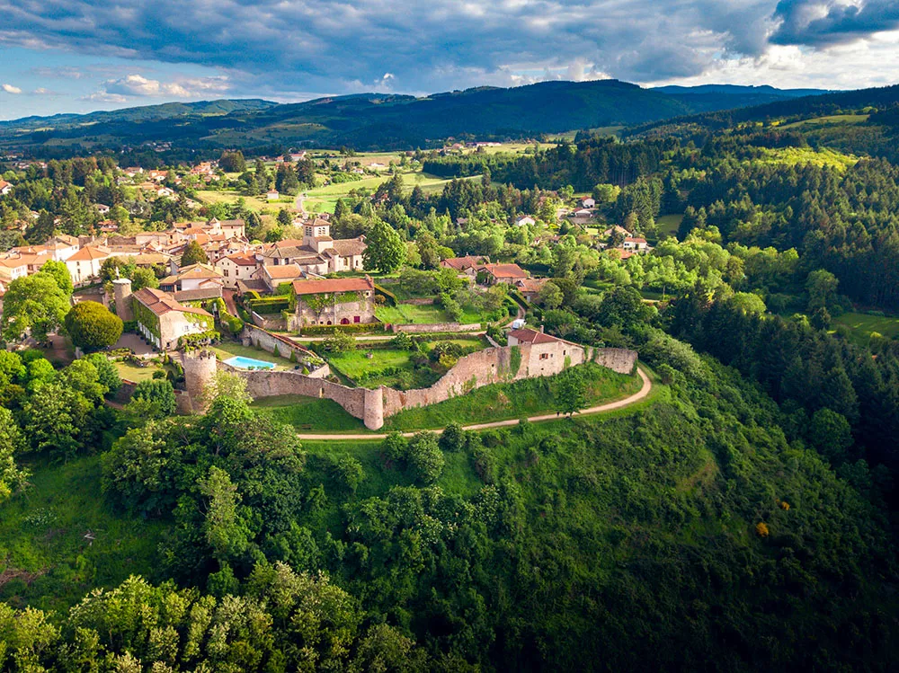 Village et patrimoine touristique valorisé par un drone professionnel