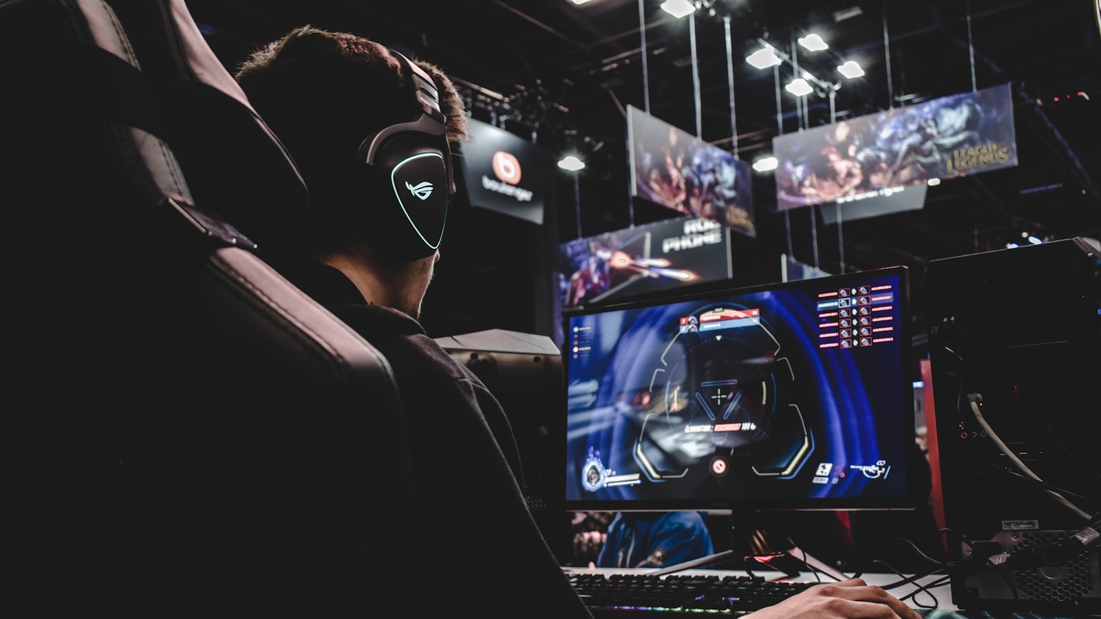 Joueur installé dans un fauteuil gaming devant son écran