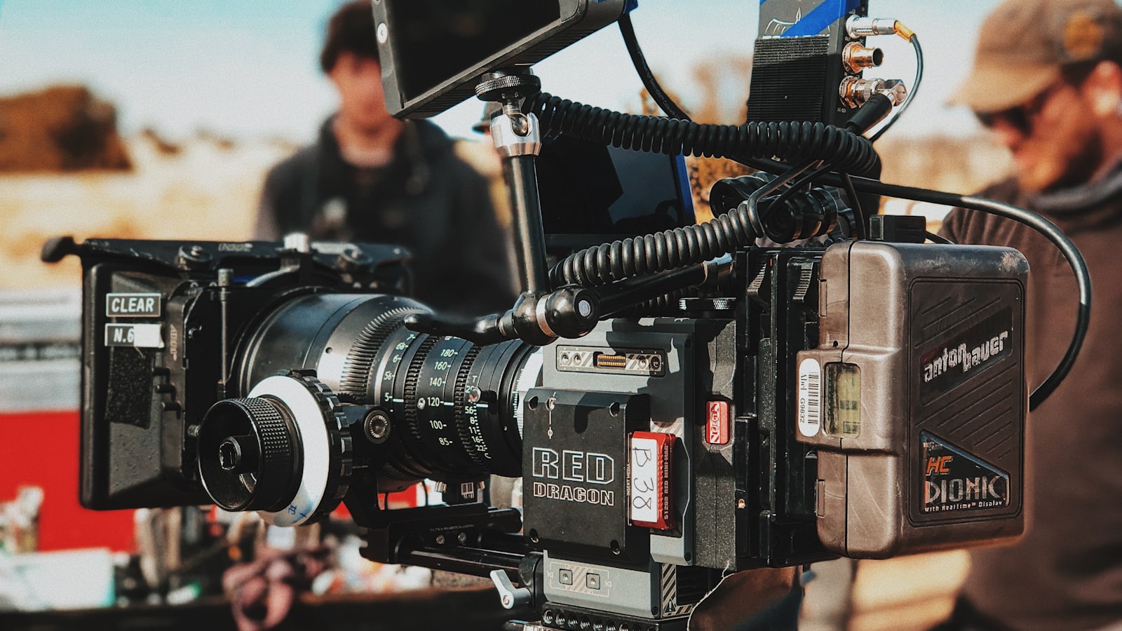 Caméra vidéo numérique de production posée sur son support