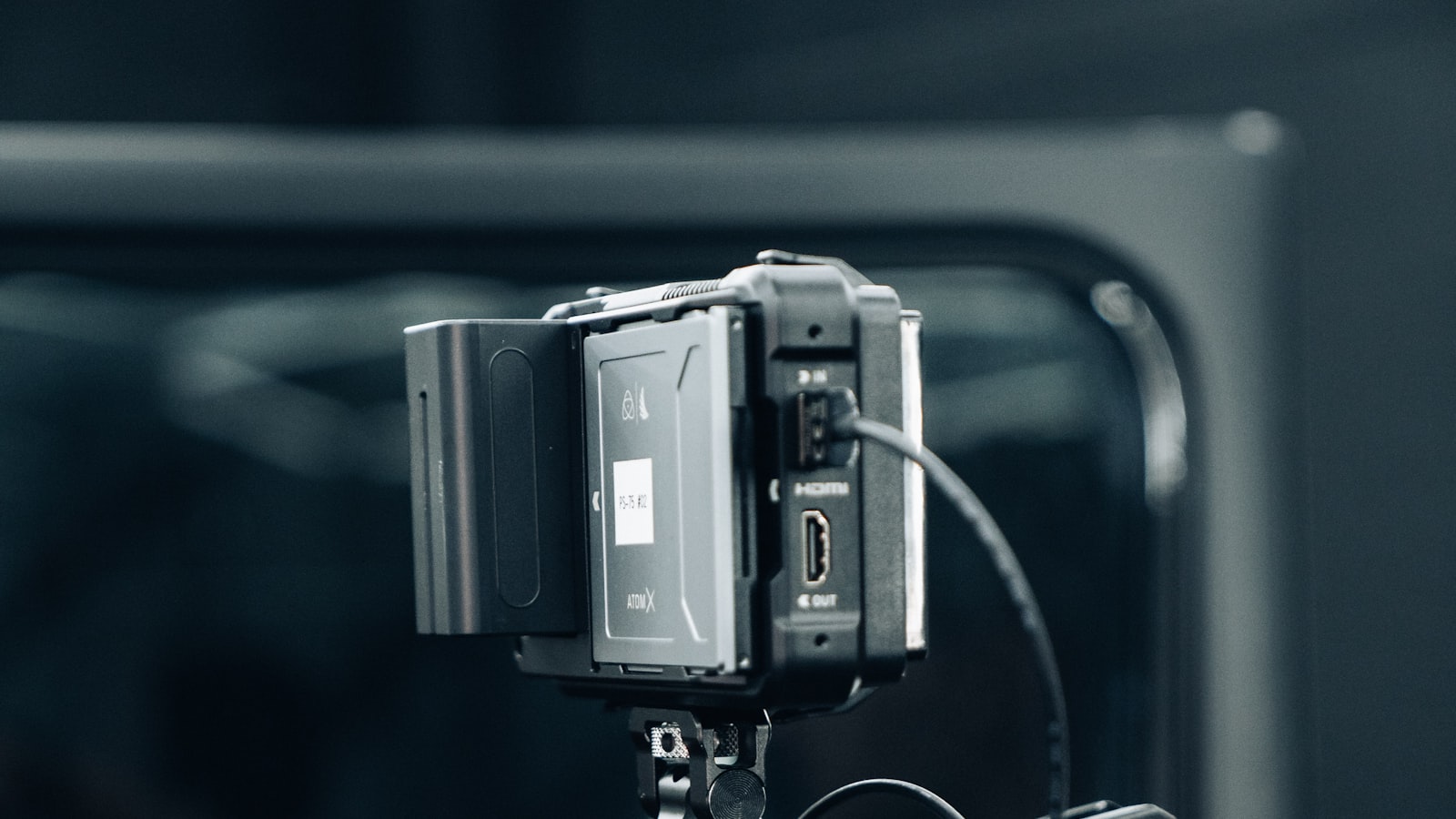 Créateur tenant une caméra face à un miroir pour filmer un vlog