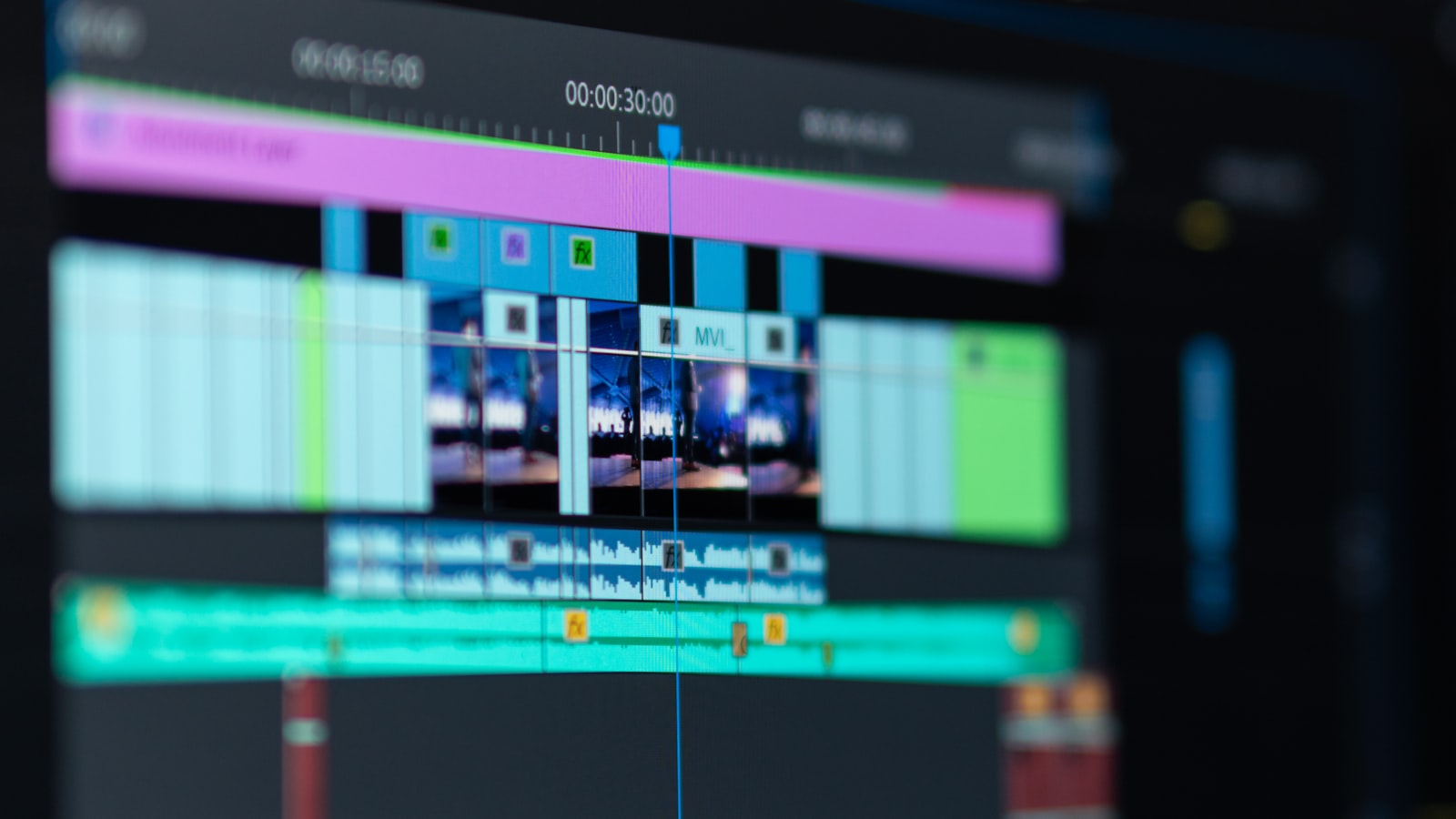 Écran de montage vidéo allumé dans un espace de post-production