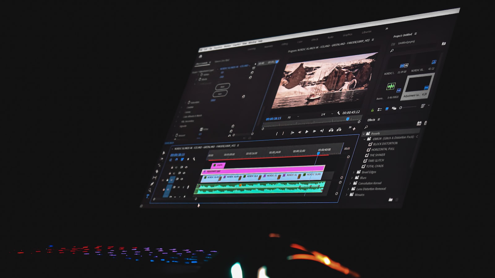 Ordinateur portable affichant un logiciel de montage audio