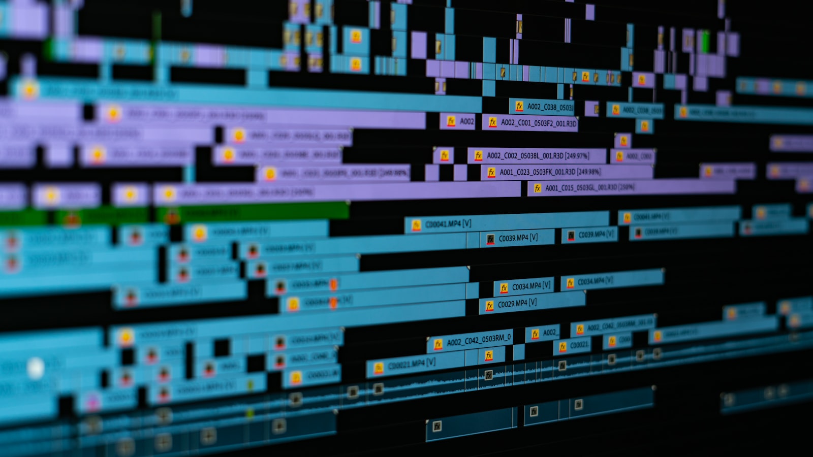 Écran affichant les fenêtres de contrôle d'un logiciel de montage