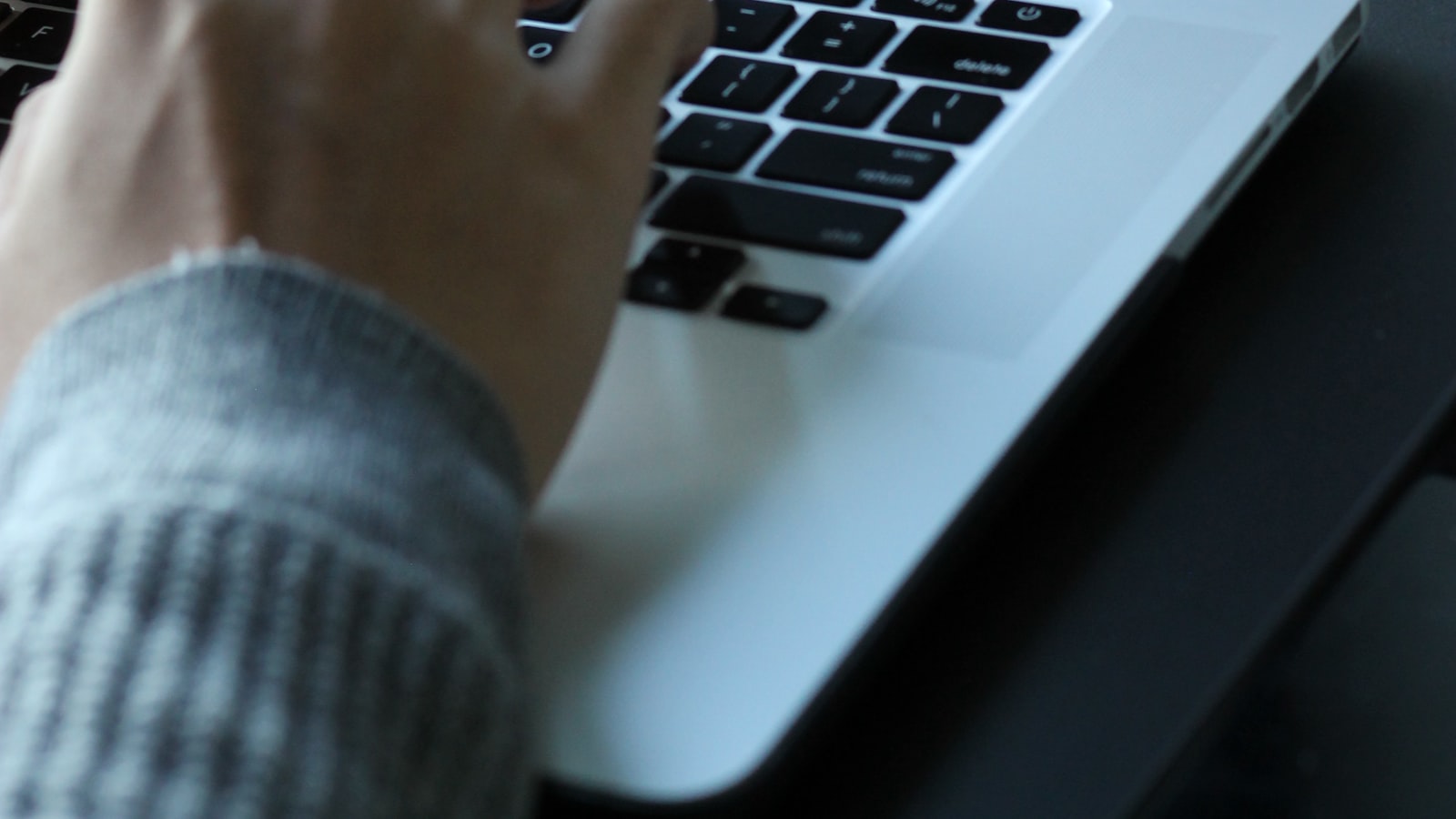 Personne travaillant sur un logiciel de montage pour se former