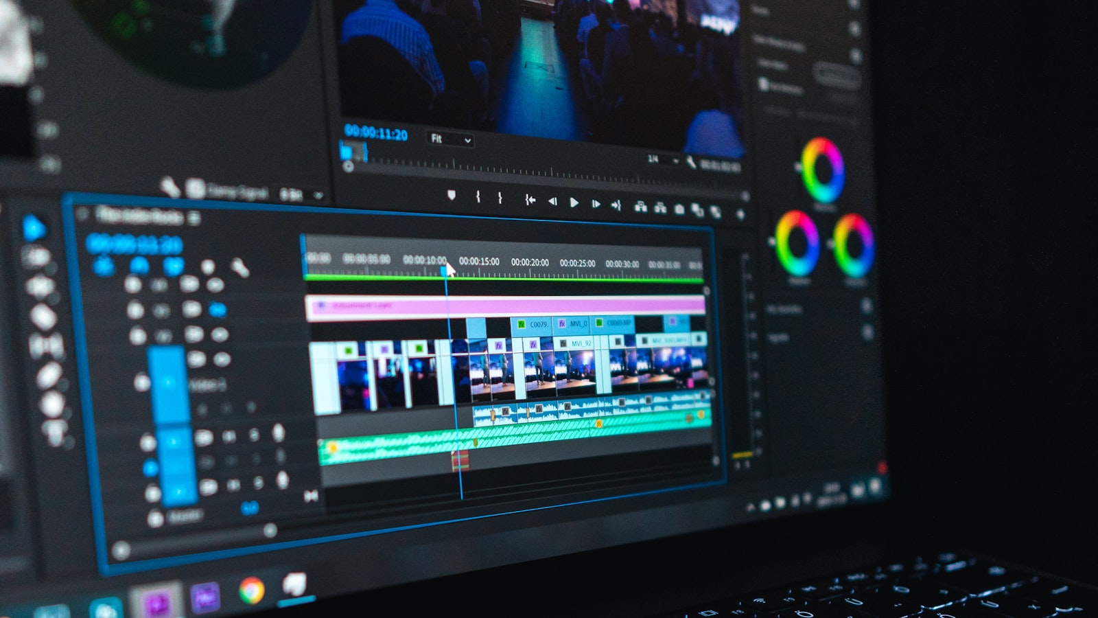 Poste de montage vidéo dans un studio sombre