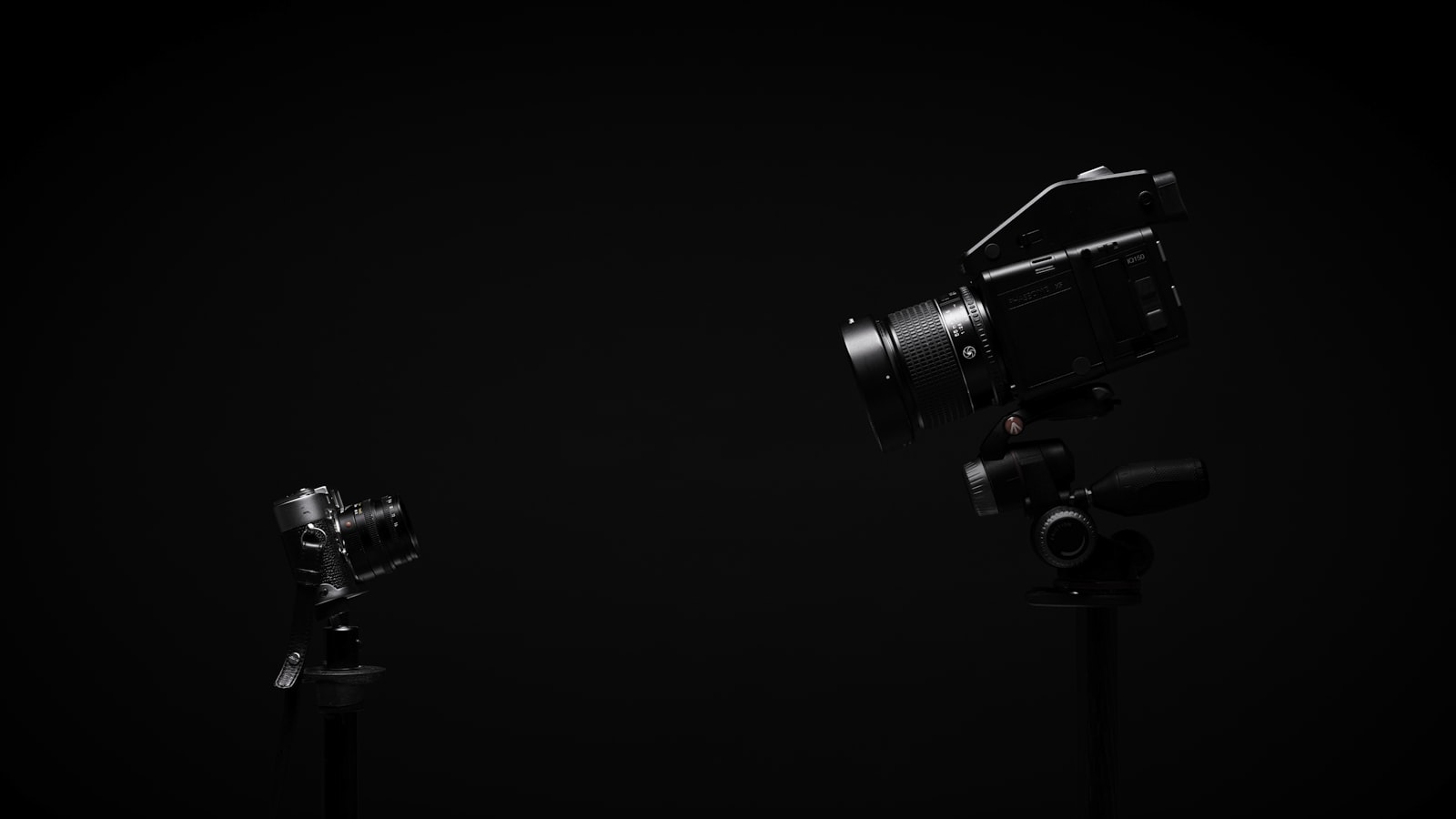 Appareil photo reflex noir et gris posé de face