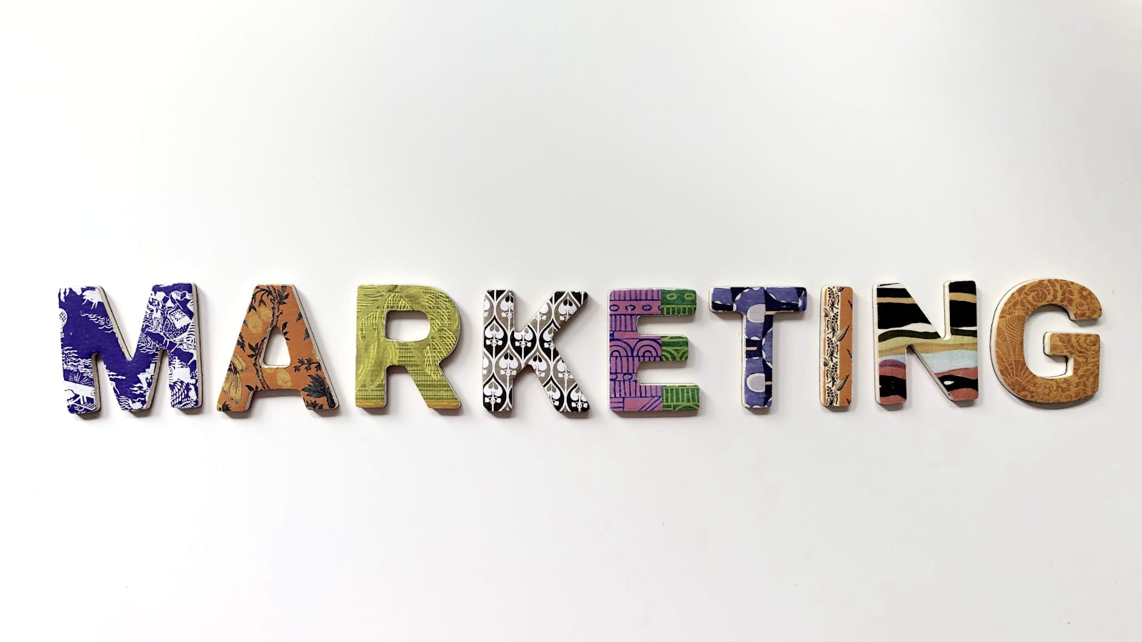 Lettres colorées formant le mot marketing