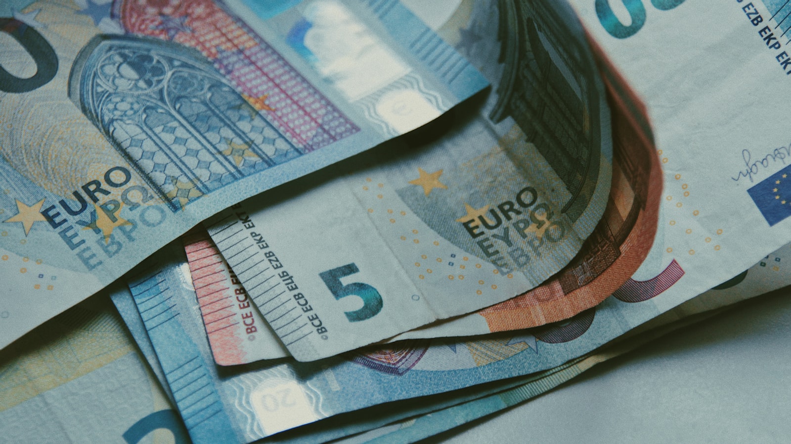 Billet de dix euros posé sur une table en bois