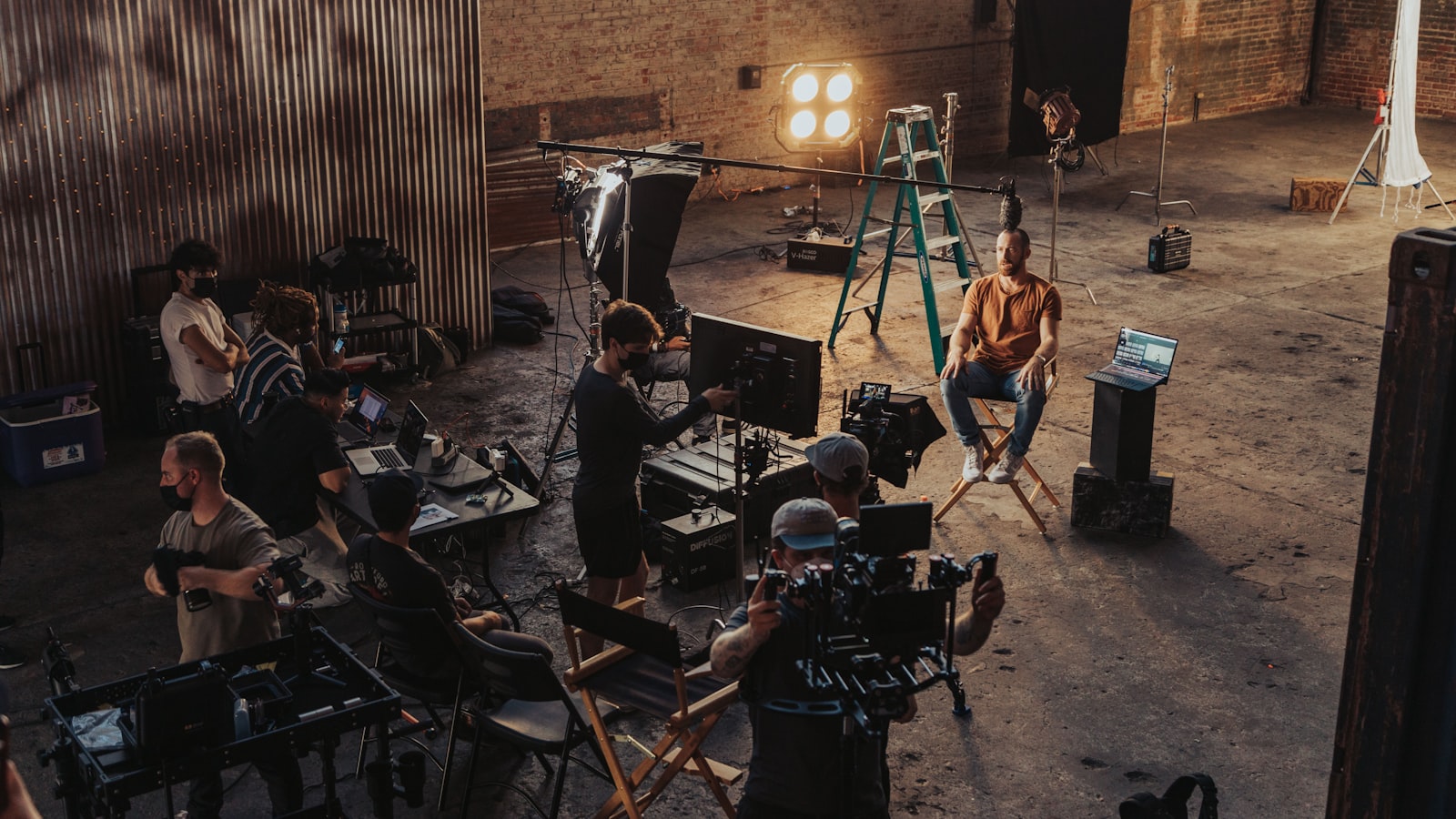 Équipe de tournage réunie autour d'une caméra sur un plateau